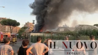Roma, incendio tra Casilina e Torpignattara: nube nera sopra il Pigneto