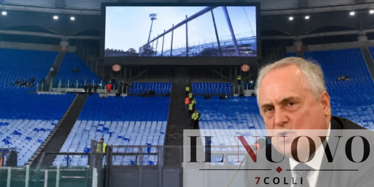 Lotito in primo piano, sullo sfondo la curva nord dell'Olimpico di Roma vuota