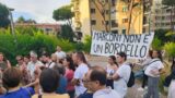 Roma, residenti esasperati a Marconi: «Sesso in strada davanti ai bambini». Scoppia la protesta contro prostituzione e degrado (FOTO)