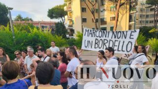 Roma, residenti esasperati a Marconi: «Sesso in strada davanti ai bambini». Scoppia la protesta contro prostituzione e degrado (FOTO)