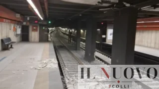 Metro A, calcinacci a Cinecittà: Erbaggi (FdI) attacca il Campidoglio, “trasporto da Terzo Mondo”