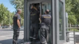 Ostia Antica, ascensori appena inaugurati davanti alla stazione già in tilt: due ragazzi bloccati, il Comune sotto accusa