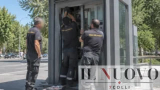 Ostia Antica, ascensori appena inaugurati davanti alla stazione già in tilt: due ragazzi bloccati, il Comune sotto accusa