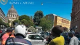 Roma, il trucco del braccialetto colpisce i turisti a San Pietro: blitz della Polizia Locale, 9 fermati