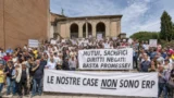 Roma, rivolta sulle case Enasarco, i residenti sfidano Gualtieri e Zevi sotto il Campidoglio: “No condomini misti”