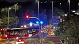 Roma, compattatore AMA prende fuoco in via Ciamarra: rifiuti in strada e traffico bloccato fino all’alba