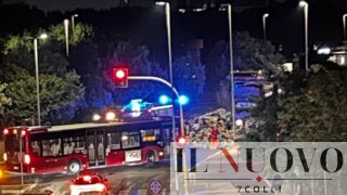 Roma, compattatore AMA prende fuoco in via Ciamarra: rifiuti in strada e traffico bloccato fino all’alba
