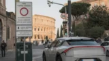Roma, auto elettriche ‘tassate’ per entrare in ZTL dal 1° luglio, il Campidoglio inciampa sul green: “Sono troppe, quindi paghino”