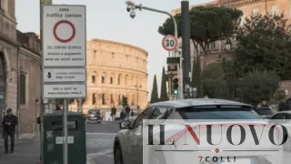 Roma, auto elettriche ‘tassate’ per entrare in ZTL dal 1° luglio, il Campidoglio inciampa sul green: “Sono troppe, quindi paghino”