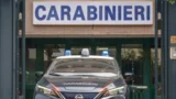 Roma, finti poliziotti fanno sparire 3,5 milioni di gioielli: ecco come una 66enne è stata derubata. Arrestato un 22enne