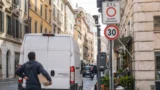 Roma, ennesima stretta sul centro: il Campidoglio prepara la ‘cacciata’ dei furgoni, dopo ZTL, Zona 30 e autovelox