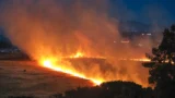 Roma, brucia un’area verde a Fonte Meravigliosa: fiamme vicino alle case, scatta l’allerta anti-roghi