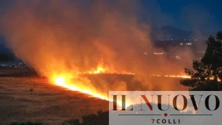 Roma, brucia un’area verde a Fonte Meravigliosa: fiamme vicino alle case, scatta l’allerta anti-roghi