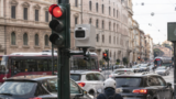 38 Photored ai semafori per multare chi passa col rosso: Roma stretta tra ZTL, Zone 30 e… mezzi pubblici che arrancano
