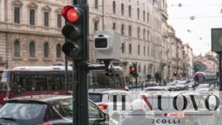 38 Photored ai semafori per multare chi passa col rosso: Roma stretta tra ZTL, Zone 30 e… mezzi pubblici che arrancano