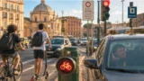 Dopo il caos ciclabili, Roma si inventa i ‘semaforini’ per le bici: Gualtieri e Patanè preparano l’ennesima stretta