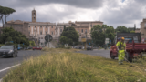 Roma sommersa dalle erbacce, 6,8 milioni a Ama per tagliare l’erba: la nuova ‘scommessa’ di Gualtieri durerà solo 6 mesi