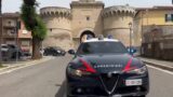 Velletri, picchia la moglie con un bastone davanti ai figli piccoli: poi cerca di riprendersela dalla struttura protetta per picchiarla di nuovo