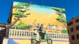 Vespa compie 80 anni e invade Roma: al Pigneto spunta il murale gigante che celebra il mito italiano