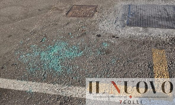 vetri spaccati parcheggio via Zara Torvaianica