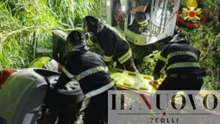 Roma, auto vola giù dalla strada alla Cecchignola: tre giovani in ospedale