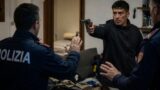 Ostia, punta la pistola contro i poliziotti durante il blitz e cerca di sparare: in casa gioielli rubati e refurtiva di lusso