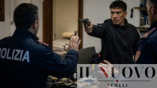 Ostia, punta la pistola contro i poliziotti durante il blitz e cerca di sparare: in casa gioielli rubati e refurtiva di lusso