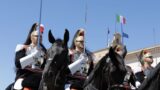 Quirinale, torna il Cambio della Guardia solenne: Corazzieri a cavallo e fanfara per gli 80 anni della Repubblica (FOTO)