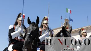 Quirinale, torna il Cambio della Guardia solenne: Corazzieri a cavallo e fanfara per gli 80 anni della Repubblica (FOTO)