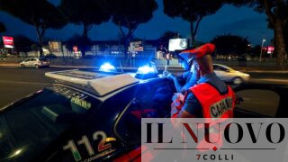 Roma, paura alla fermata metro San Paolo: minaccia i passanti con un coltello, poi picchia i carabinieri