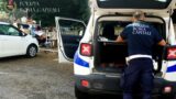 Ostia, parcheggiatore abusivo… irregolare ‘bis’: chiede i soldi agli automobilisti, ma la sua auto è senza assicurazione e revisione