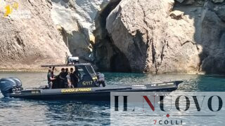 Ponza, 40 chili di droga nascosti in una grotta sommersa a Chiaia di Luna: valevano mezzo milione di euro (VIDEO)