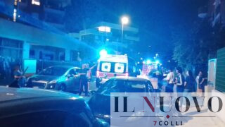 Roma, riempiono il terrazzo condominiale di rifiuti (anche tossici), poi li incendiano: paura a Casal Monastero (FOTO E VIDEO)