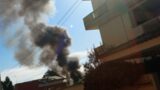 Torvaianica, nuovo incendio alla legnaia-discarica di via Foligno: fumo visibile a chilometri di distanza (VIDEO)
