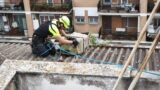 Maltempo a Roma, comignolo pericolante a Conca D’Oro: strada chiusa: strada chiusa e traffico in tilt
