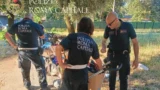 Roma, blitz nel mercato abusivo di via Ugo Ojetti: cibo dai cassonetti e merce sospetta sequestrati