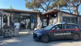 Omicidio a Ostia Antica, 35enne ucciso a coltellate davanti al bar all’alba: caccia all’assassino