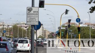 Roma, da luglio 38 nuovi photored ai semafori: l’elenco degli incroci dove scattano le multe