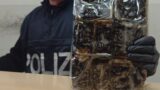 Roma, perde acqua dall’appartamento e fa scoprire un deposito con 27 chili di droga: arrestato 39enne