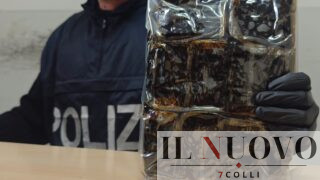 Roma, perde acqua dall’appartamento e fa scoprire un deposito con 27 chili di droga: arrestato 39enne