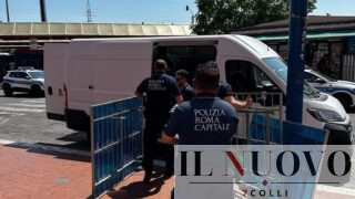 Roma, maxi bazar abusivo davanti alla metro Ponte Mammolo: sequestrati oltre 8mila articoli