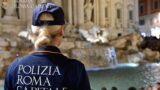Roma, “Fa caldo” e si tuffano nella Fontana di Trevi e nella Fontana dei Quattro Fiumi: bloccati dagli agenti