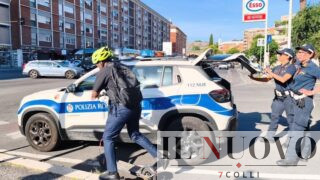 Roma, fermato senza casco sul monopattino: travolge un agente e scappa