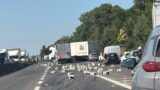 Pontina, vino e champagne sulla strada: camion perde il carico, lunghe file su entrambe le carreggiate (FOTO)