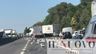 Pontina, vino e champagne sulla strada: camion perde il carico, lunghe file su entrambe le carreggiate (FOTO)