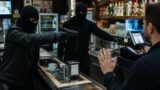 Roma, “Questa è una rapina”: sparano al barista e scappano con l’incasso