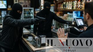Roma, “Questa è una rapina”: sparano al barista e scappano con l’incasso