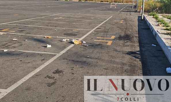 rifiuti parcheggio via Zara Torvaianica