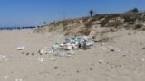 Tor San Lorenzo, spiagge invase dai rifiuti: “Nessuna risposta dal Comune” (FOTO)