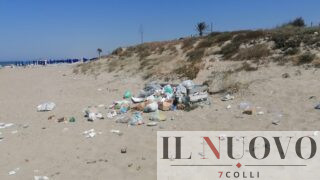 Tor San Lorenzo, spiagge invase dai rifiuti: “Nessuna risposta dal Comune” (FOTO)